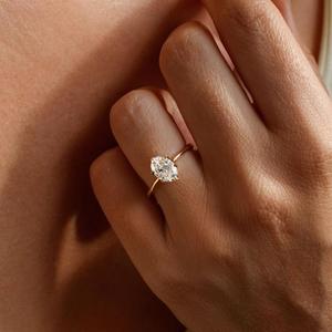 Anillo de Compromiso con Diamante Cultivado en Laboratorio Certificado por IGI, Corte Ovalado Solitario con Engaste de 6 Puntas - Product Image 1