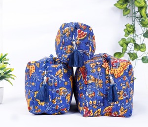 Conjunto de bolsa de cosméticos de algodón acolchado hecho a mano en la India con estampado de bloques para neceser - Product Image 1