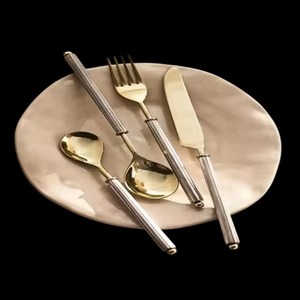 Ensemble de couverts en acier inoxydable finition laiton comprenant cuillère, fourchette, couteau, ustensiles pour servir et manger - Product Image 6