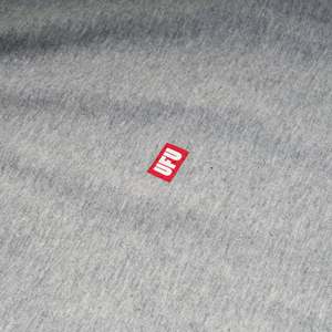 เสื้อยืดฟิตเนสโลโก้เล็ก ทรงหลวม ผ้าฝ้าย/ใยไผ่ 100% สีพื้น สไตล์เรียบง่าย สีเทา คอลเลคชั่น Future Collection มือสอง [UDS-TS-101-GY] - Product Image 2