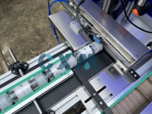 Étiqueteuse automatique de timbres fiscaux pour boîtes en carton | Applicateur d'autocollants à colle thermofusible | Solution d'étiquetage personnalisé - Product Image 3