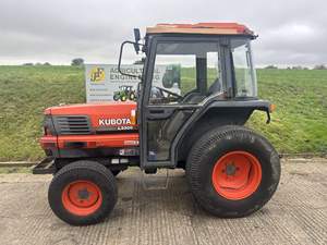 รถแทรกเตอร์คูโบต้า L3300 35 แรงม้า ขนาดกะทัดรัด ขับเคลื่อน 4 ล้อ พร้อม PTO ด้านหลังมาตรฐานอังกฤษ ใหม่ สำหรับใช้งานในฟาร์ม - Product Image 4