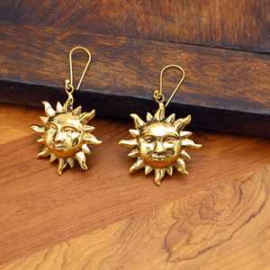 Boucles d'oreilles pendantes bohèmes en laiton Surya Sun avec petit soleil doré, style vintage pour femme, idée cadeau - Product Image 3