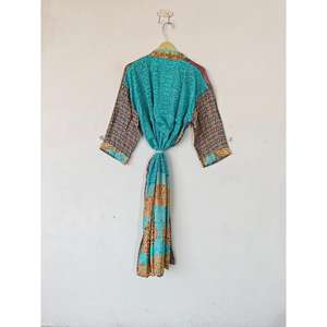 Chaqueta Kimono Sari de Seda Reciclada, Bata de Camisón con Diseño Floral, Ropa de Playa, Bata Térmica de Verano - Product Image 4