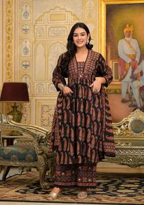 Ensemble Kurta exclusif en coton cambric imprimé et brodé, associé à un pantalon droit et à un dupatta imprimé en coton mulmul - Product Image 3