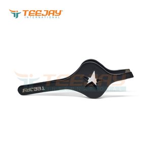 Pince à épiler en acier inoxydable noir thermolaqué, manche étoilé, pointe inclinée, durable et légère pour le traitement des sourcils, OEM - Product Image 2