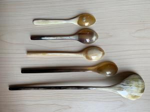 Cuillère en corne de buffle naturelle, fabriquée à la main et polie, parfaite pour servir des épices, des condiments ou pour une utilisation décorative sur la table, de haute qualité - Product Image 5