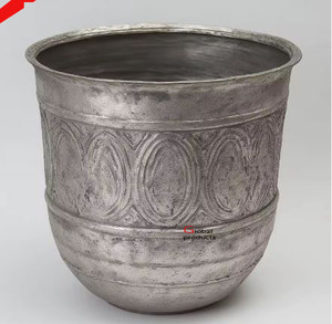 Macetero clásico de diseño de hojas en acero inoxidable con acabado dorado para hoteles, restaurantes y bares - Product Image 3