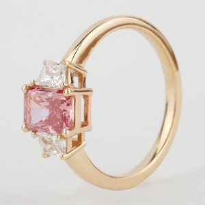 แหวนเพชรรูปทรงเรเดียนท์สีชมพู น้ำหนักรวม 1.40 กะรัต ออกแบบด้วยเพชร CVD สีชมพูแฟนซี ระยิบระยับ สวยงาม - Product Image 2