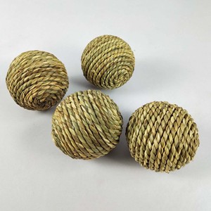 ขายส่งของเล่นหญ้าทะเลธรรมชาติ ลูกบอลเคี้ยวหญ้าทะเลสำหรับสัตว์เลี้ยงขนาดเล็ก ใช้เป็นขนมขบเคี้ยว - Product Image 4