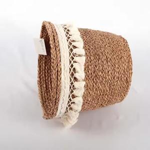 ตะกร้าสานงานฝีมือรักษ์โลก ทำจากหญ้าทะเลธรรมชาติและผักตบชวา ดีไซน์ยืดหยุ่น ผลิตในเวียดนาม เหมาะสำหรับใส่ผ้า - Product Image 2