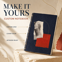 Carnet d'art personnalisé LABON en tissu bleu marine, couverture rigide, reliure cousue apparente, pages vierges, ruban géométrique rouge sculpté