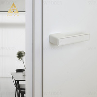 Porte moderne encastrée sans cadre avec surface finie et filet en nylon pour chambre à coucher, hôtel et villa