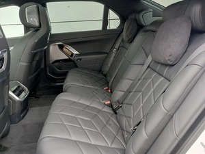 2025 Clean 7 Series G70 740i xDrive 3.0 AT 380 hp 4WD sedán automático de gasolina con interior de cuero oscuro - Product Image 5