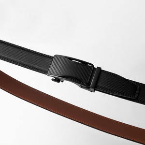 Cinturón de Cuero Genuino para Hombre TST3104 con Cierre Automático, Textura de Carbono, Diseño Resistente a los Arañazos - Product Image 4