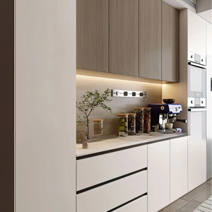 Meuble d'appoint de cuisine sur mesure avec panneaux composites en bois, niche à boissons, vitrine en verre, façades lisses et configuration flexible - Product Image 3