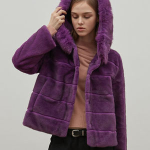 Manteau en fausse fourrure épaisse de style anglais SAGA FOX pour femmes, avec veste à capuche rembourrée et fermeture à un seul bouton, de la marque coréenne TV Shopping Label - Product Image 5