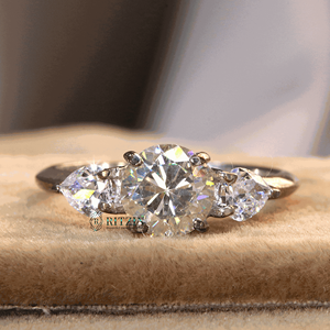 Bague de fiançailles en argent sterling à trois pierres de moissanite taille ronde, sertie à griffes, design élégant - Product Image 1