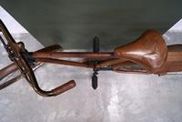 Chariot de bar artisanal en cuir et fer au design industriel moderne, personnalisable sur le thème de l'art boisé, pour la décoration intérieure