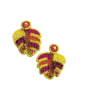 Pendientes bordados con cuentas de semillas de la India, pendientes hechos a mano, diseño de hojas, pendientes de flores multicolores para mujeres de la India - Product Image 1