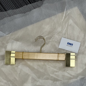 Cintre simple en bois massif de qualité supérieure avec pinces réglables, écologique, pour pantalons et jupes, pour magasin de vêtements, logo personnalisé, Vietnam - Product Image 2