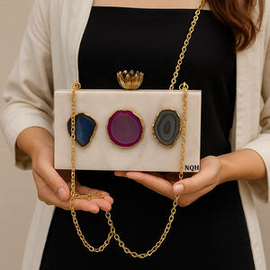 Pochette de soirée de luxe faite à la main en bois et résine, durable et écologique, avec perles et chaîne bandoulière, personnalisable avec logo - Product Image 5