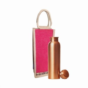 Botella de agua de cobre de diseño altamente notable con bolsa de yute duradera Tamaño estándar disponible para vender regalos en cualquier función - Product Image 5