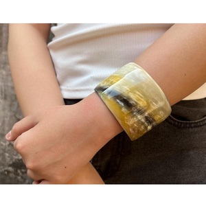 Brazalete de Cuerno de Búfalo, Diseño de Joyería Étnica Rústica Hecha a Mano, Hecho por Dios, Artesanía de Gracia - Product Image 3