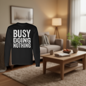 T-shirt promozionale a maniche lunghe con citazione sardonica divertente: "Sono impegnato a fare nulla" - Product Image 3