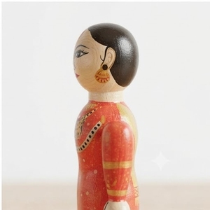 งานฝีมือรักษ์โลก รูปปั้นคู่รักแบบดั้งเดิมจากไม้ ตกแต่งบ้านสำหรับโต๊ะวางของ แต่งงาน ห้องนั่งเล่น - Product Image 3
