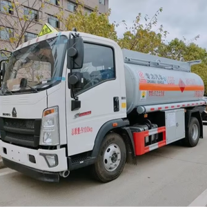 Camión cisterna de aceite SINOTRUK HOWO nuevo de 5000 litros, camión de suministro de combustible de 5m3, disponible para entrega inmediata. - Product Image 1