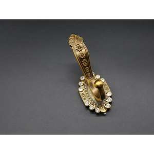 Crochets muraux en laiton antique populaires avec de nouveaux éléments de conception pour des accents de maison élégants crochets muraux de conception de travail de forme chère dorée - Product Image 5