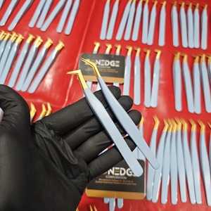 Pinzas para Pestañas con Logotipo Personalizado Más Vendidas, Alta Calidad, Punta Dorada, Recubrimiento en Polvo Azul, Agarre Suave, Empaque Personalizado - Product Image 5