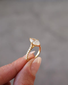 Elegante Marquesa de dos quilates Moissanite Solitaire con ajuste moderno North South East West y anillo de boda de dos milímetros - Product Image 3