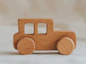 Voiture en bois fabriquée à la main avec une finition lisse et des détails complexes, parfaite comme pièce de collection, pièce de décoration ou un cadeau charmant - Product Image 3