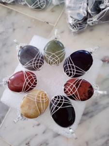 Vente en gros de collier pendentif en cristal arbre de vie opalite agate de meilleure qualité pierre précieuse enroulée de fil de forme ovale à vendre - Product Image 3