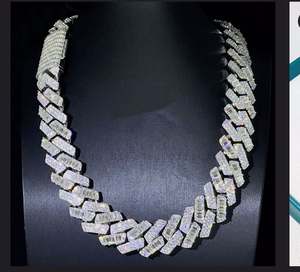 Baguette เพชรสร้อยคอสำหรับผู้ชายได้รับการรับรองจาก VVS GRA เงินสเตอร์ลิงชุบทองผลิตในอินเดีย - Product Image 1