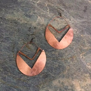 Boucles d'oreilles en cuivre oxydé faites à la main avec motif ethnique parfait pour un mariage festif et un dressing traditionnel de fête - Product Image 1