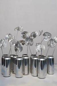 Vase à fleurs décoratif en métal à arrangement floral avec des détails artistiques complexes et un design rustique de style fermier vintage - Product Image 5