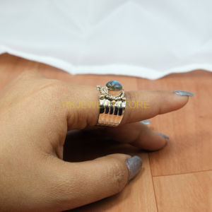 Bague large en argent sterling 925 et laiton martelé, avec un design de bordure en corde, en labradorite naturelle, faite à la main - Product Image 2