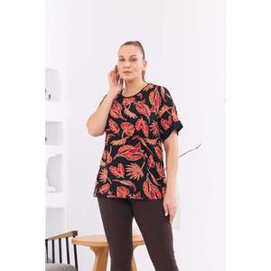 Camiseta negra con estampado de hojas de talla grande - Product Image 1