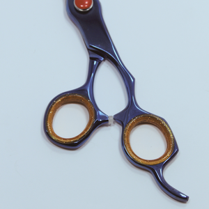 Couleur titane de ciseaux de coiffeur en métal à haute teneur en carbone de style professionnel pour la beauté et les soins personnels - Product Image 3