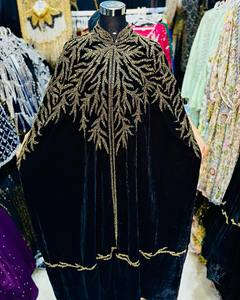 Robe de mariée en satin, magnifique travail artisanal, embellissements à motifs de cristaux, design vintage, majestueuse, pour soirée formelle, longueur cheville - Product Image 1