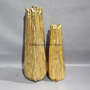 Jarrón de aluminio hecho a mano chapado en oro con intrincado diseño moderno diseñado para Decoración de mesa de boda o exhibiciones florales - Product Image 1