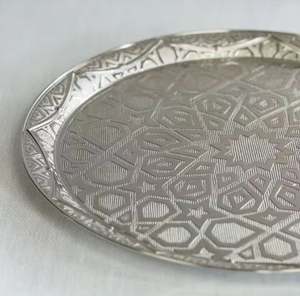 Plaque en aluminium décorative Fresh Arrival Home pour servir des aliments dans un design moderne et unique - Product Image 3