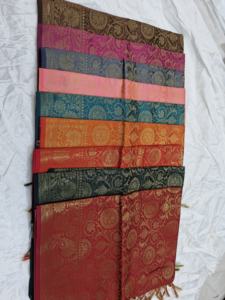 Dupatta en soie tissée pour femmes avec motif jacquard floral traditionnel idéal pour les fêtes de festivals et les tenues ethniques élégantes - Product Image 4