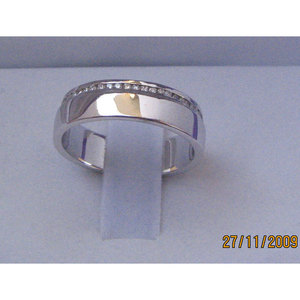 แหวนเพชรดีไซน์ประณีต สง่างามและหรูหรา - Product Image 1