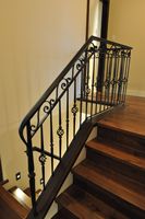 Rampe d'escalier moderne en fer forgé de luxe pour villa, balustres décoratifs - NguyenPhong Metal, garantie 5 ans