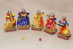 Matériau recyclé Musicien Rajasthani Bawla Marionnettes Idol 11x28 cm Multicolore, 5 Pièces (Marionnettes Féminines) - Product Image 4