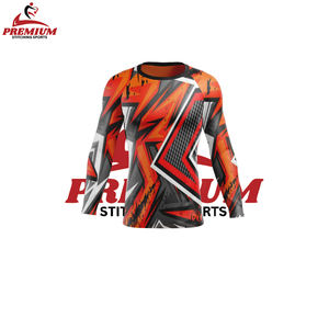 Camiseta de compresión de manga larga con estampado digital - Product Image 1